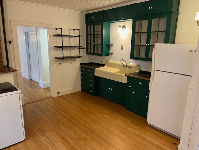 Primary Photo - 66 Main St