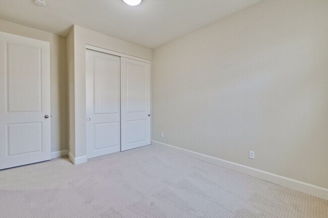 Building Photo - Excellent 4 Bed 2.5 Bath Town Home!