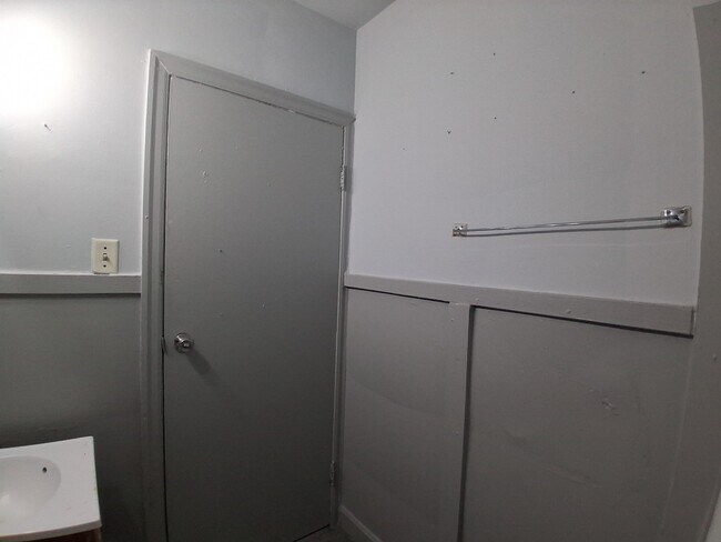 Building Photo - 28 S Virginia Ave