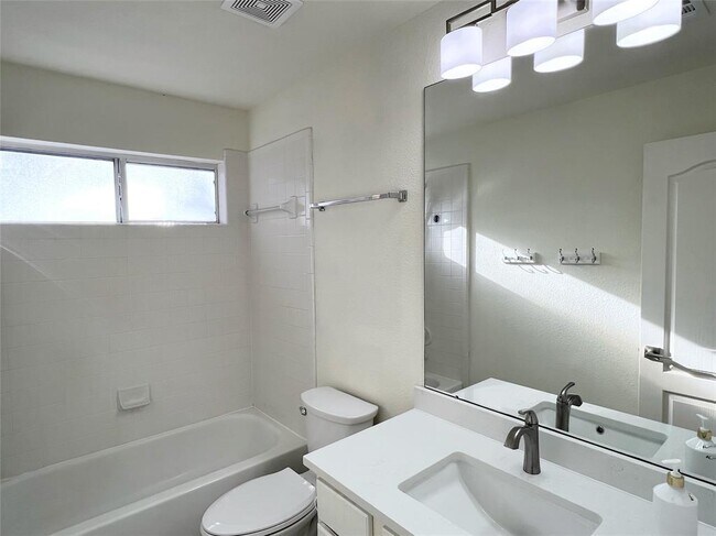 Building Photo - 10 Troon Dr