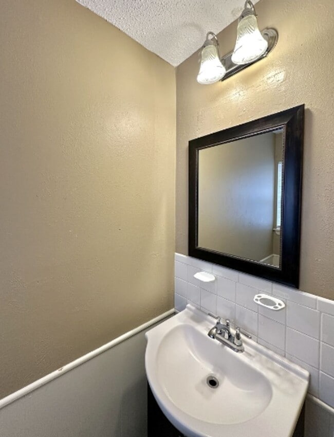 Building Photo - 4 bedroom