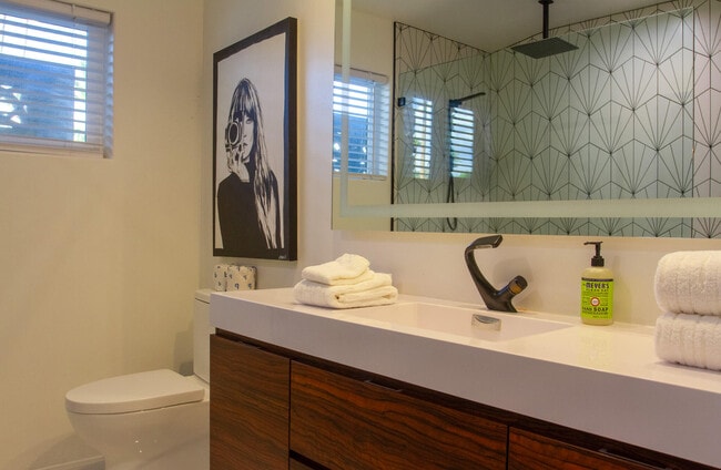 Building Photo - 1423 E San Lorenzo Rd