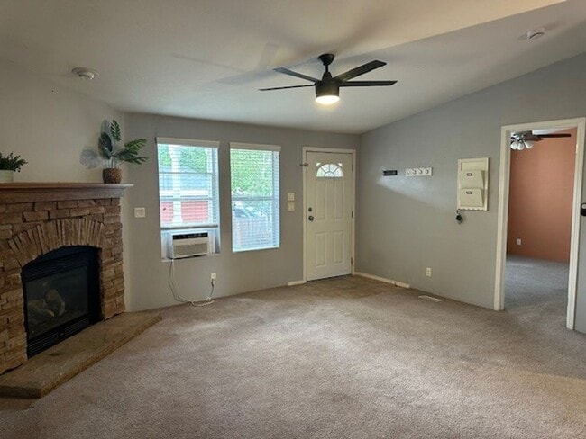 Building Photo - Stylish 3-Bed Home with Backyard & Garage!