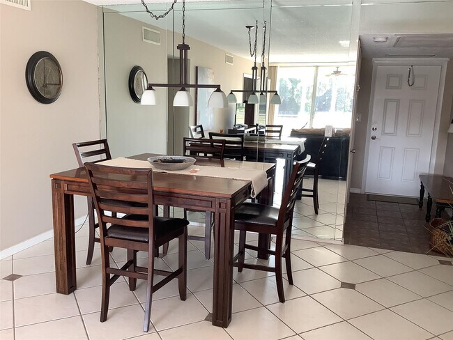 Building Photo - 2671 S Course Dr