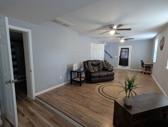 Building Photo - Beautifully renovated 3 bedroom furnished ...