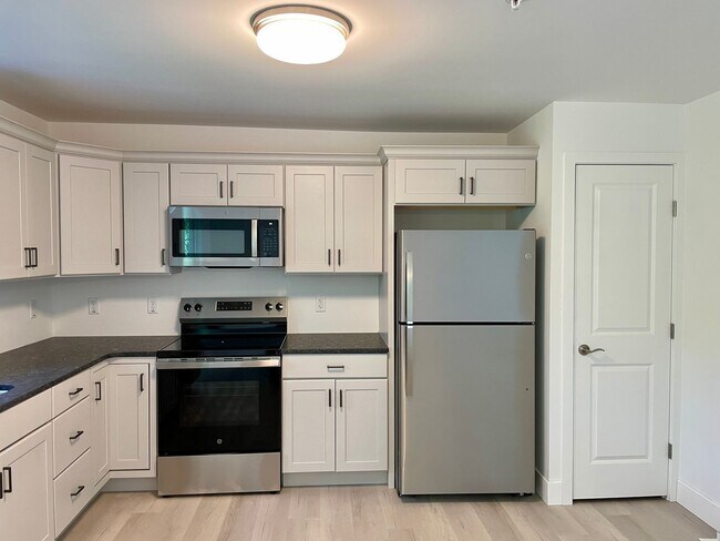 Building Photo - 40 Longfellow Dr