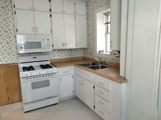 Building Photo - Spacious 1 bedroom 1 bath on the Main Level of a 5 plex.