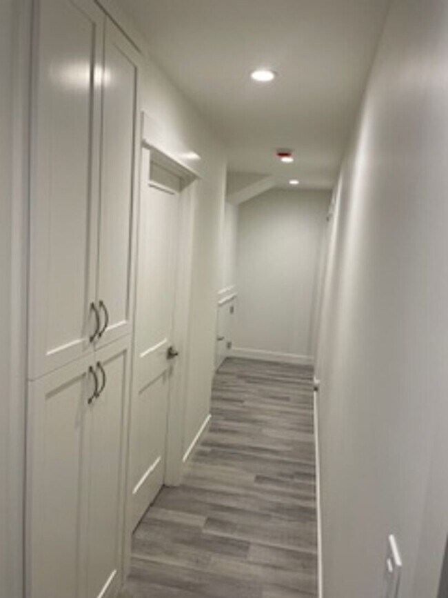 Building Photo - 1481 Hollister Ln