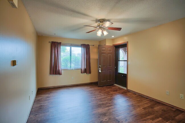 Building Photo - 2 Bedroom, 1.5 Bathroom Condo (AVAILABLE S...