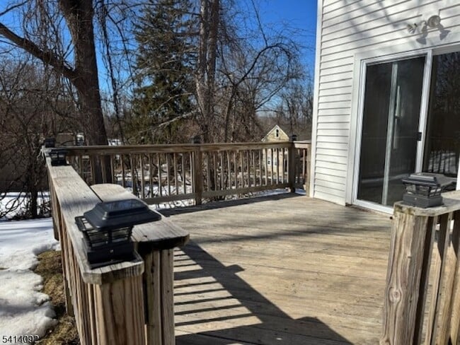 Building Photo - 44 Oak St