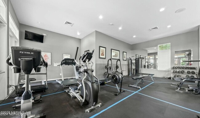 Building Photo - 13700 Richmond Park Dr N
