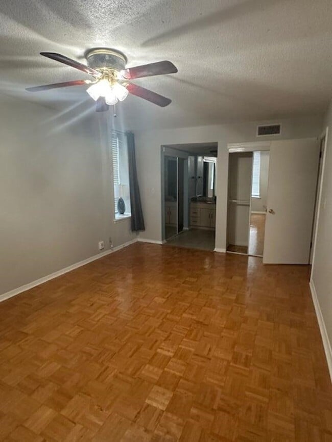 Building Photo - 6633 Poplar Woods Cir E