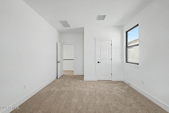 Building Photo - 1131 E Yellowstone Pl