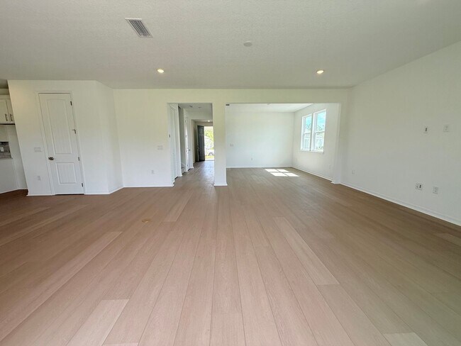 Building Photo - Sprawling 5BR/4.5BA Dream Home with 3-Car ...