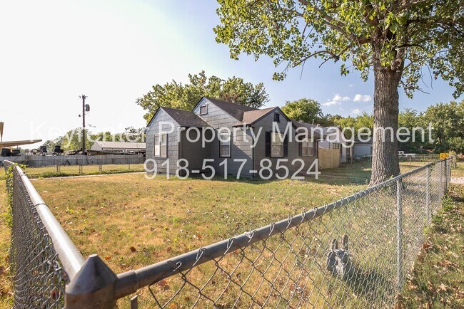 Building Photo - 1502 N Columbia Ave