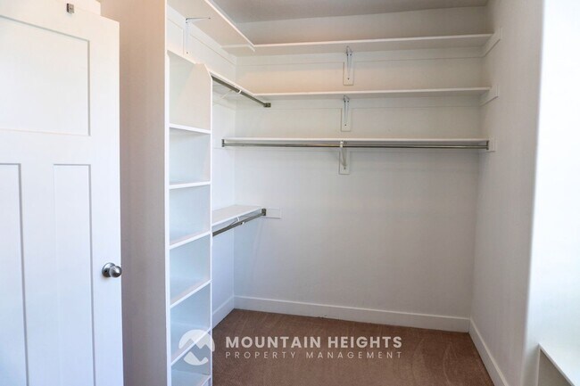 Building Photo - 3953 Sand Lake Dr