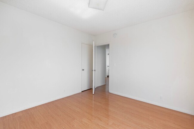 Building Photo - 911 W College St