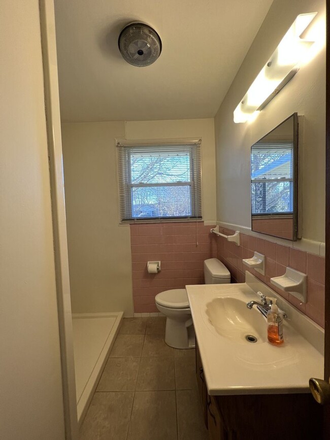 Building Photo - Single-Family Home with 2 Bedrooms and 1.5...
