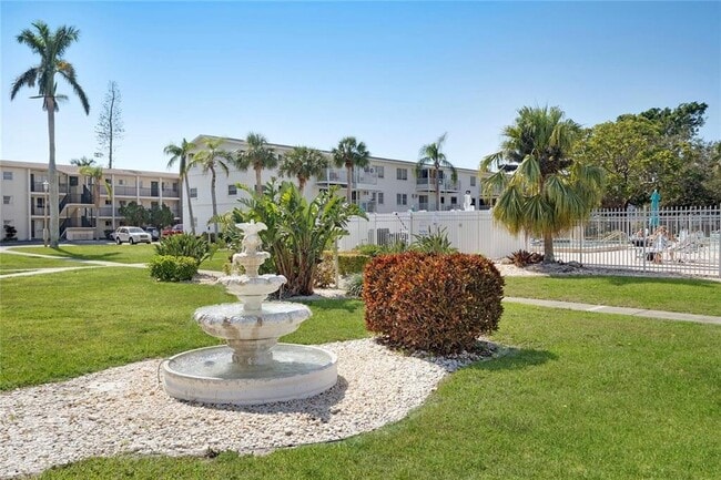 Building Photo - 2207 Sunset Dr