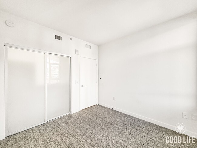 Building Photo - Stunning 2BD/2BA Condo in Downtown W/ W/D, High Ceilings, Community Pool, Spa, & Fitness Center!