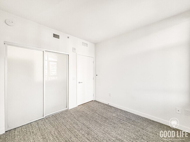 Building Photo - Stunning 2BD/2BA Condo in Downtown W/ W/D,...