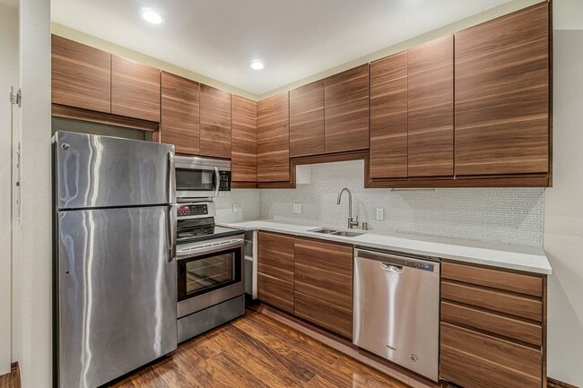 Building Photo - Spacious 1 Bed 1 Bathroom Capitol Hill Unit!
