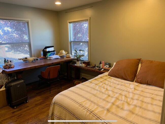 Building Photo - Temescal 1BR with Shared Yard | Updated Unit in a Great Location