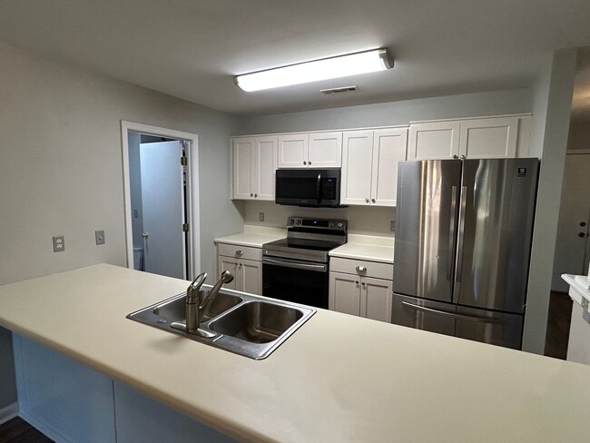 Building Photo - 3B/2B Home with a Fenced in Yard!