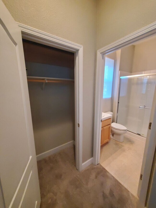 Building Photo - STUNNING SPACIOUS 5 BEDROOM HOME IN CONCOR...