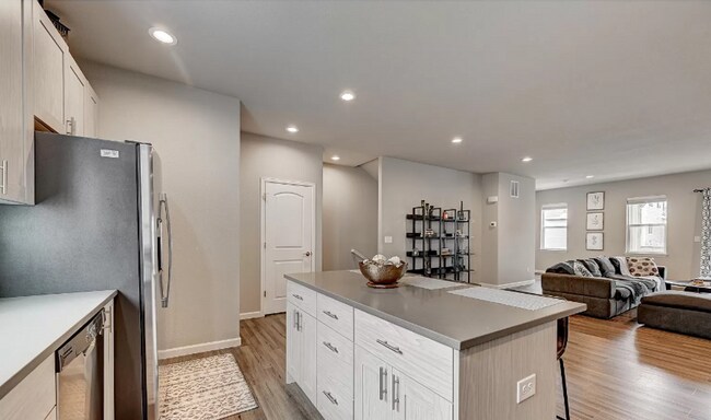 Building Photo - Charming town-home style condo Coming June 2026!