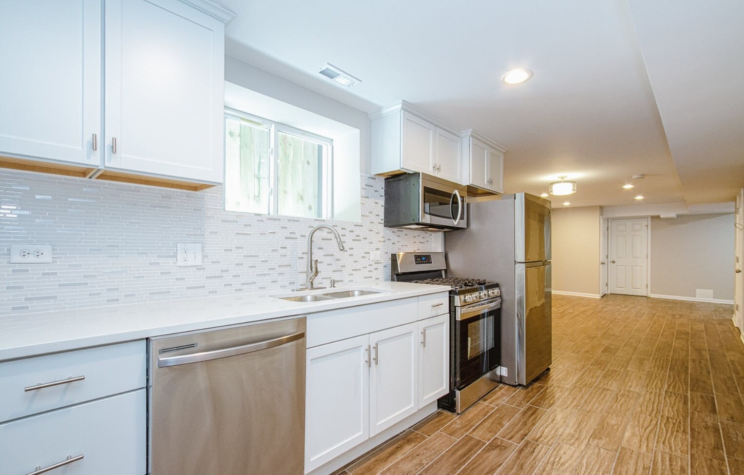 Kitchen - 1516 E 69th Plz