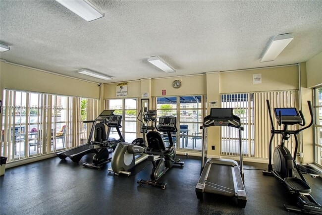 Building Photo - 1833 S Ocean Dr