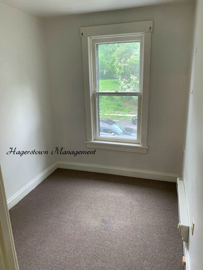 Building Photo - 604 Highland Way