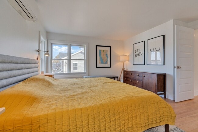 Building Photo - Stunning 4 Bed 2.5 Bath Steps from Willards Beach