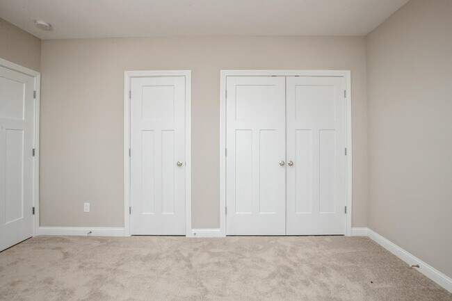 Building Photo - 685 Shaker Dr