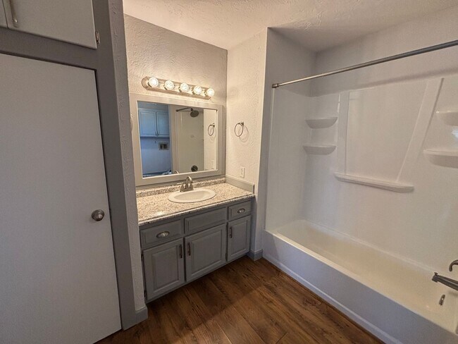 Building Photo - CUTE 1 Bedroom 1 Bathroom Home available NOW in NIXA!!