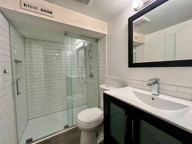 Building Photo - Beautiful 4-Bed, 2-Bath Single-Family Home!