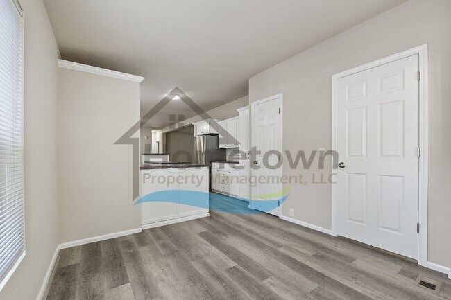 Building Photo - 3 Bedroom 2 Bathroom Home with Off-Street Parking Available in Sagle, Idaho!