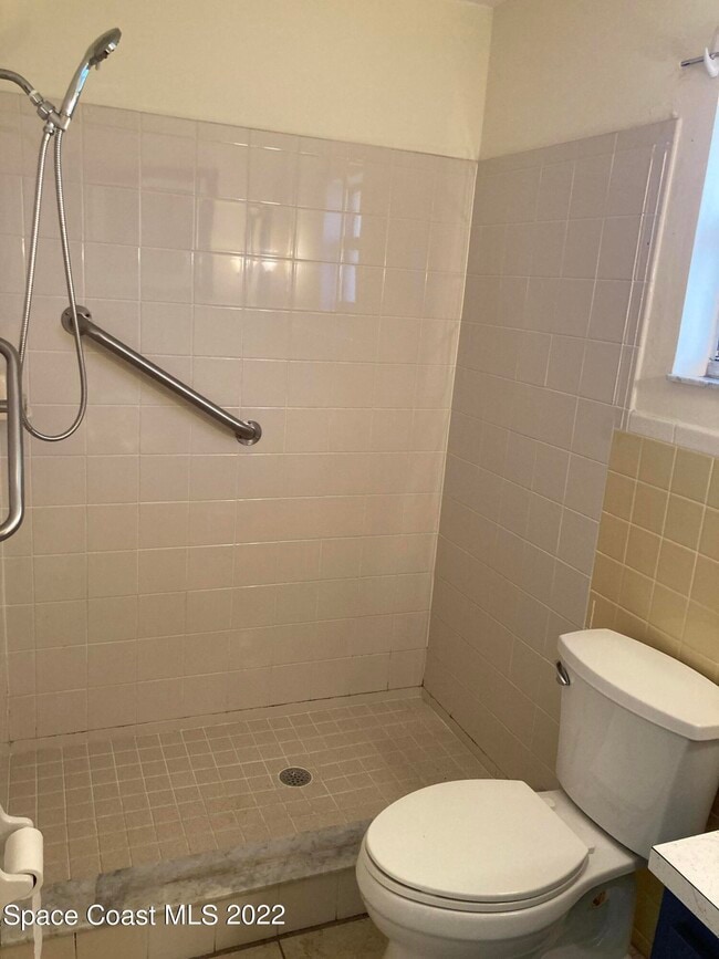 Building Photo - 711 Walnut Dr