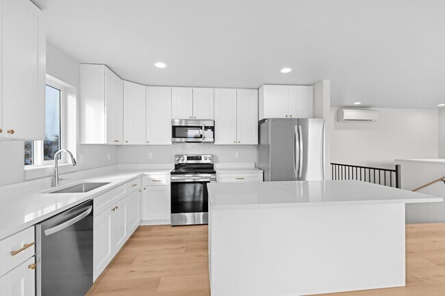 Building Photo - 865 9th St W