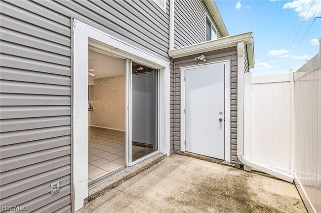 Building Photo - 4641 SW Santa Barbara Pl