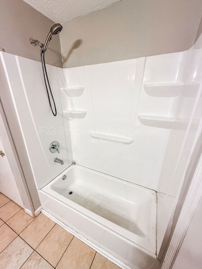 Building Photo - 811 Castleview Cir