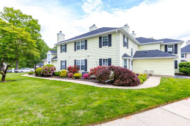 Primary Photo - Spacious & Stylish 3-Bedroom Townhome in S...