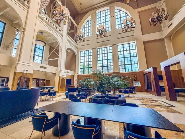 Building Photo - Stunning 2B+Den/2BA Condo in Downtown San ...