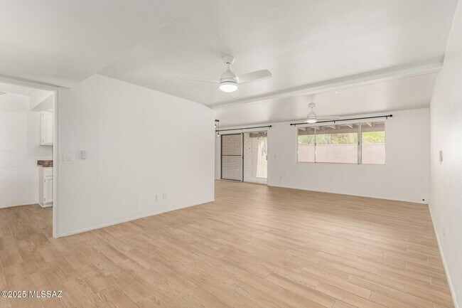 Building Photo - 6 E Madrid Dr