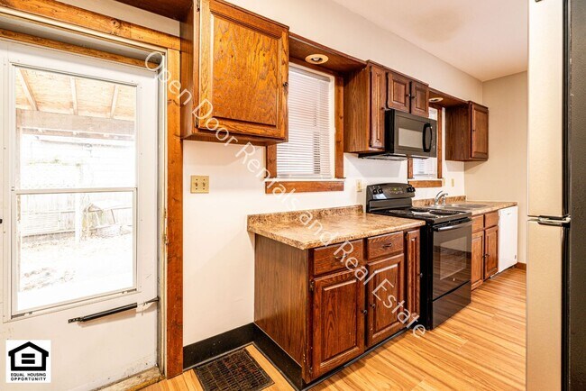 Building Photo - 114 W 2nd St