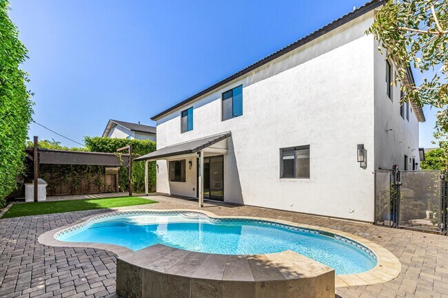 Building Photo - 3821 E Devonshire Ave