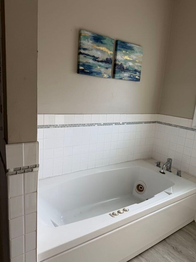 Building Photo - 1615 W Lawrence Ave