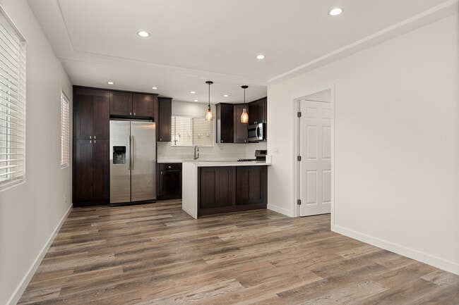 Building Photo - 2410 1/2 Hope St