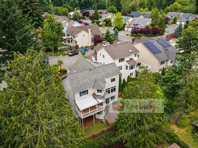 Building Photo - Like-New and HUGE 5-Bedroom Home in Prime Bellevue Location!!